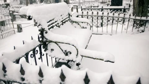 A snowy bench on a grave. Vidéo 286132598