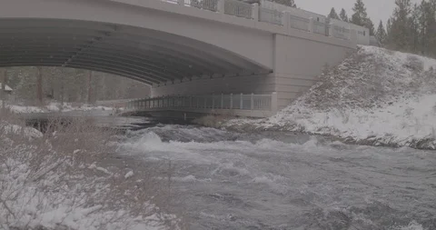 Snowy bridge over a river 스톡 동영상 87724636