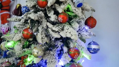 The snowy Christmas tree shines 库存影片 123337053
