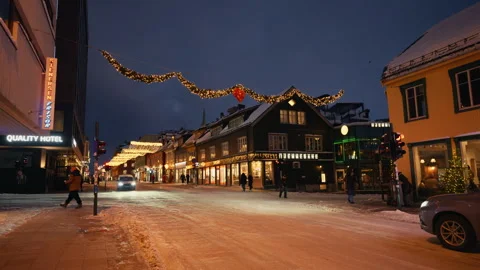 Snowy Downtown Intersection With Winter Decorations 库存影片 340953441