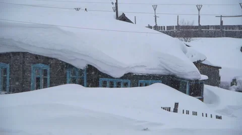 Snowy house Vídeo Stock 2662662