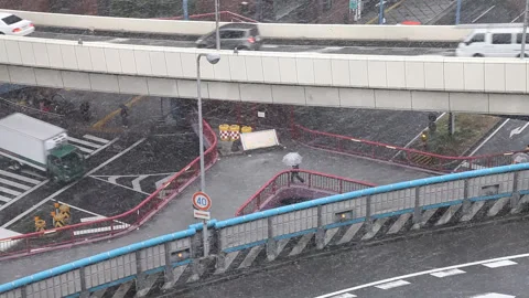 Snowy Intersection 库存影片 332806483