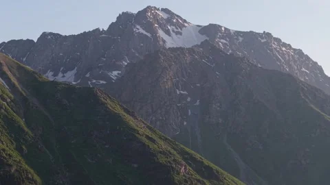 Snowy mountain peak changing light during sunrise Vídeos de archivo 312447304