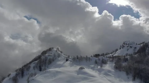 Snowy Mountain Peaks: Dramatic Winter Clouds Vidéo 296014602