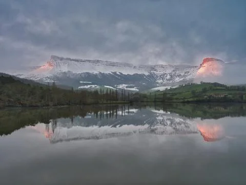 Snowy Mountain Reflection at Twilight - Dramatic winter landscape featuring.. Foto stock