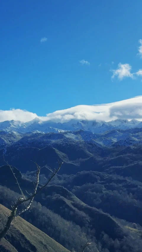 Snowy mountains and alpine river landscape in Picos de Europa Spain 库存影片 339217858