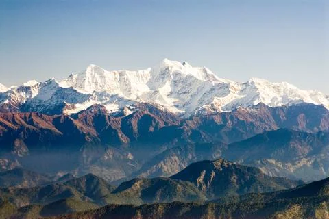 Snowy mountains range from Surkunda devi temples hill at Kaddukhal, Uttaran.. Foto stock