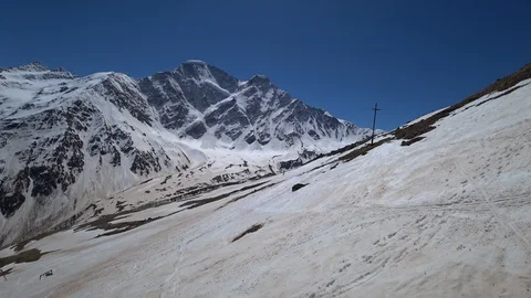 Snowy mountains view in slow motion Video stock 89815588