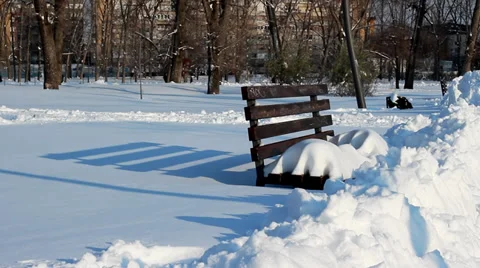 Snowy park bench. Video stock 34511274