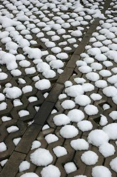 Snowy Pattern on Interlocking Paving Blocks. 库存照片