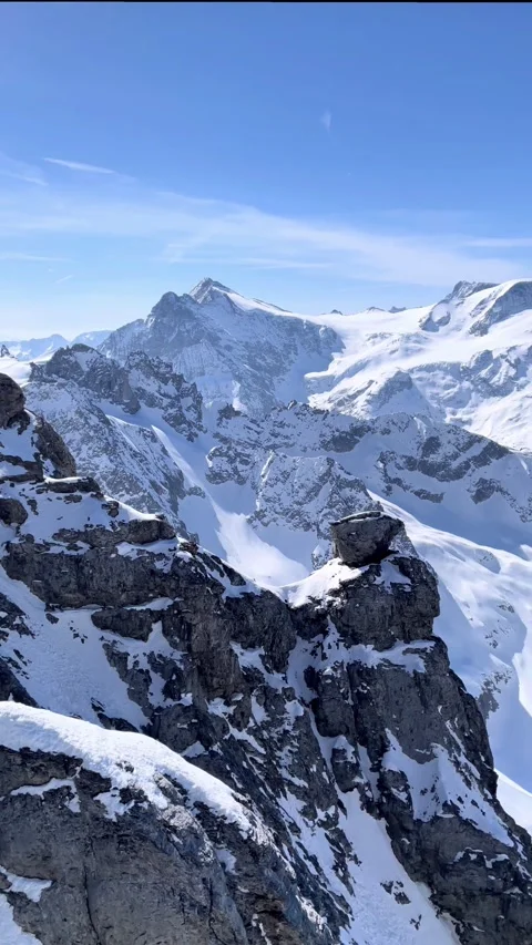 Snowy peaks of the Alps Vidéo 209754052