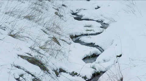 Snowy small Creek in winter. 動画素材 46992011
