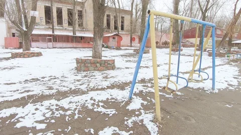 Snowy swing in the park Vídeo Stock 125077465