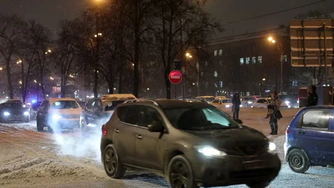 Snowy traffic Stockbeeldmateriaal 147330615