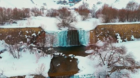 Snowy valley with cascading waterfall 库存影片 333397938
