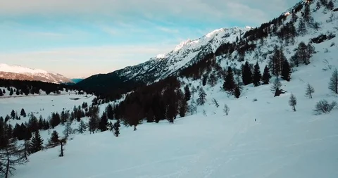 Snowy Valley Stockbeeldmateriaal 126287020