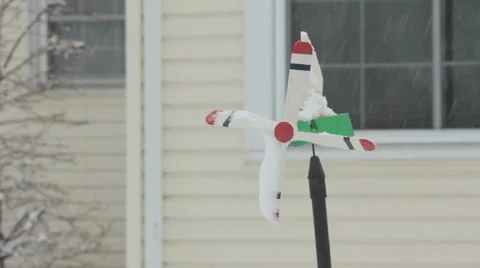 Snowy Yard Ornament 스톡 동영상 34592171