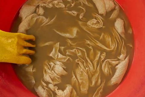 Soaking cloth in dye process for saree printing, India Soaking cloth in dy... Stock-Fotos