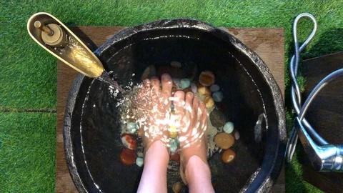 Soaking feet at the spa 스톡 동영상 119562824