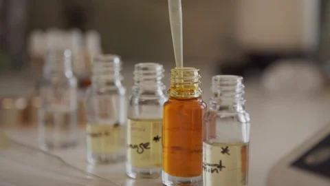 Soaking Up Orange Liquid from Bottle Vídeos de archivo 111757117