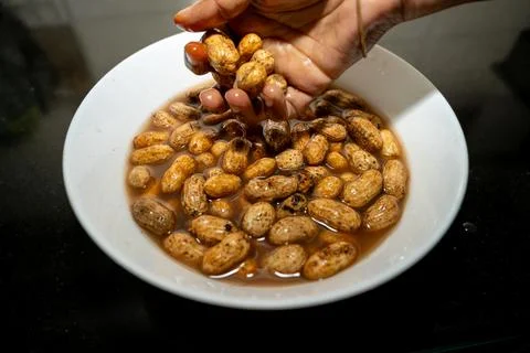 Soaking Peanuts Foto stock