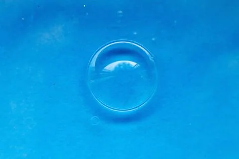 Soap bubble close up. abstract blue water background Foto stock