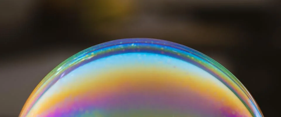 Soap bubble - colourful rainbow pattern on dark background - symbol of hope w Foto stock