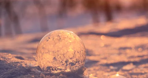 Soap bubble in the snow in winter. Ice patterns on the surface Video stock 146899920