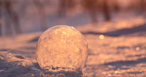 Soap bubble in the snow in winter. Ice patterns on the surface Vidéo 146900443