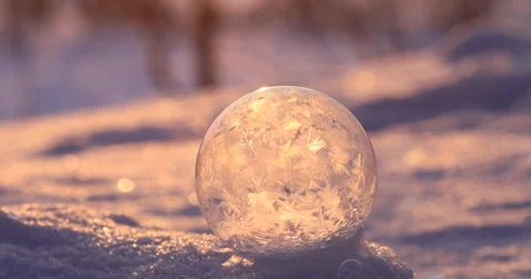Soap bubble in the snow in winter. Ice patterns on the surface Vidéo 146900845