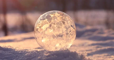 Soap bubble in the snow in winter. Ice patterns on the surface Vidéo 146900962
