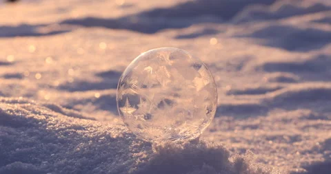 Soap bubble in the snow in winter. Ice patterns on the surface Vidéo 146901332
