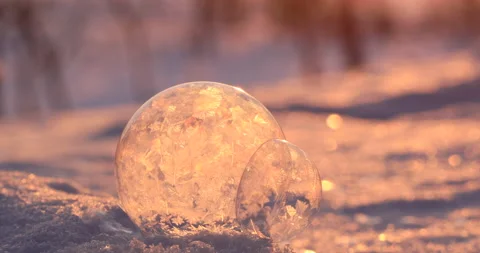 Soap bubble in the snow in winter. Ice patterns on the surface Video stock 163514726