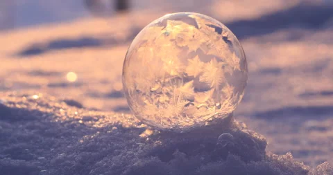 Soap bubble in the snow in winter. Ice patterns on the surface Video stock 163514997