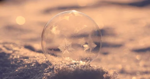 Soap bubble in the snow in winter. Ice patterns on the surface Video stock 163515364