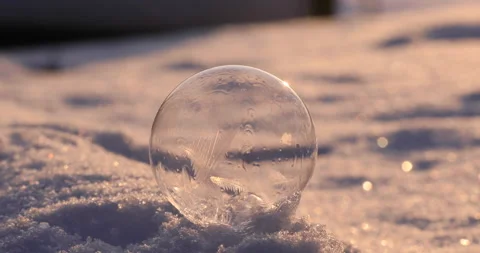 Soap bubble in the snow in winter. Ice patterns on the surface Video stock 163515859