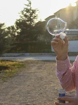 Soap bubbles in the park 库存照片