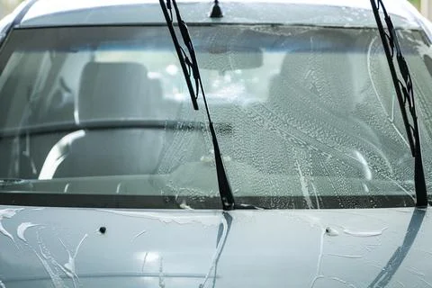 Soap Foam Texture on Car Window During Vehicle Wash Foto stock