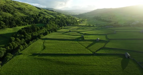 Soaring above Swaledale at sunset Видео 343905585