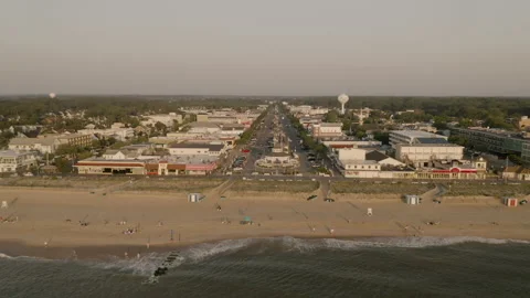 Soaring down main street in Rehoboth Beach, DE 库存影片 208932679