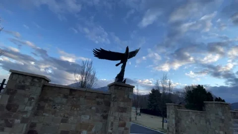 Soaring Eagle Statue with Blue Sky Cloud Background Vídeos de archivo 150883836