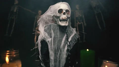 Soaring ghost in chains among thick white smoke Vidéo 145641728