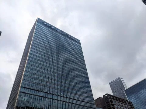 Soaring low-angle view of the JP Morgan Chase headquarters in Londons Canary Stock Photos