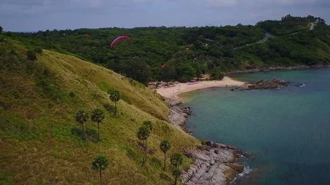 Soaring over nice hill slope at sea shore, paraglider fly in ascending air flow Stockbeeldmateriaal 78352287