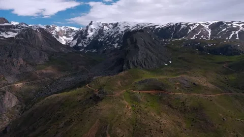 Soaring snow-capped summits dominate the horizon Vídeo Stock 338201170