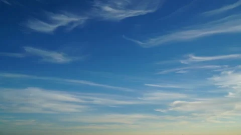 Soaring spray clouds over blue sky Time-lapse 库存影片 131877036