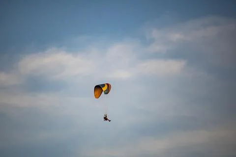 Soaring Through the Sky During a Serene Adventure With a Colorful Paraglider Foto stock
