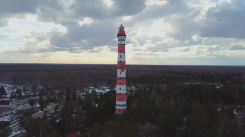 Сoastal lighthouse in winter against a cloudy sky and forest. Vídeos de archivo 188245853