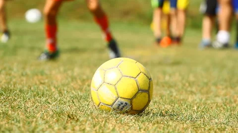 Soccer ball on the grass and training childrens Vidéo 68916984