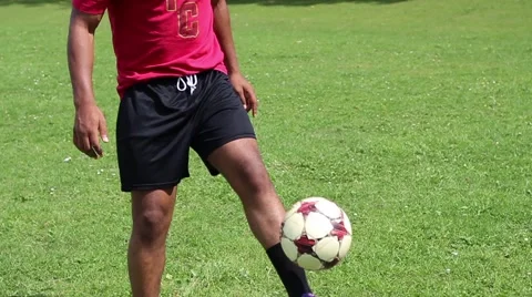 Soccer player does Kick ups 库存影片 40691390